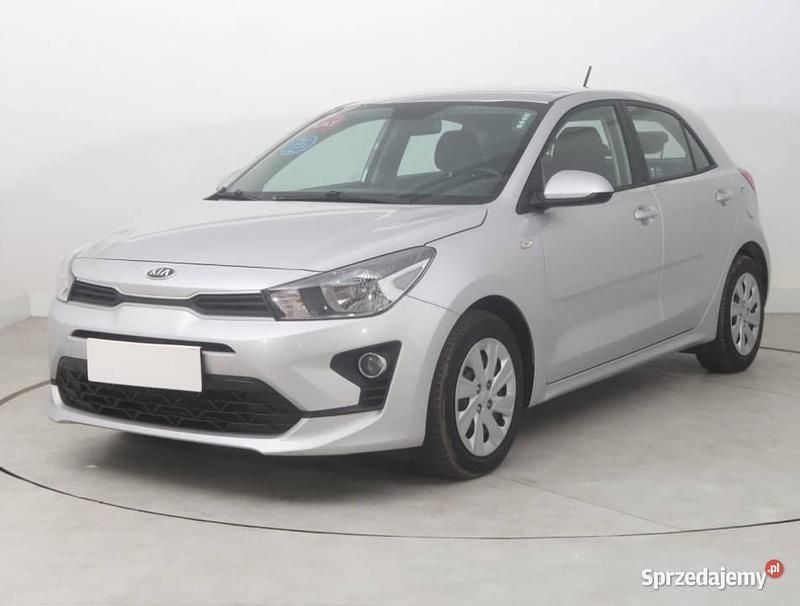 Używany Kia Rio 84 KM (61 kW) 2021 Srebrny Hatchback