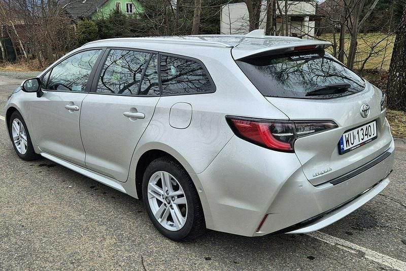 Używany Toyota Corolla 116 KM (85 kW) 2019 Srebrny (metalik, perła) Kombi