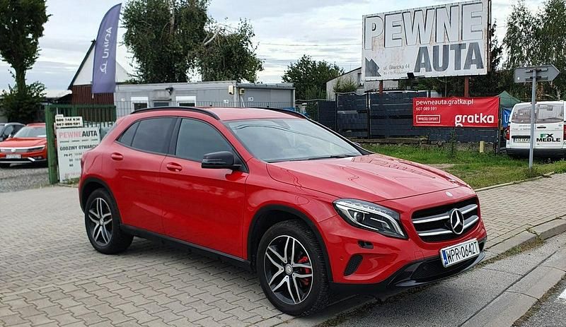 Czerwony Używany 2016 Mercedes GLA180 SUV | 63 900 zł - Obraz 1/4
