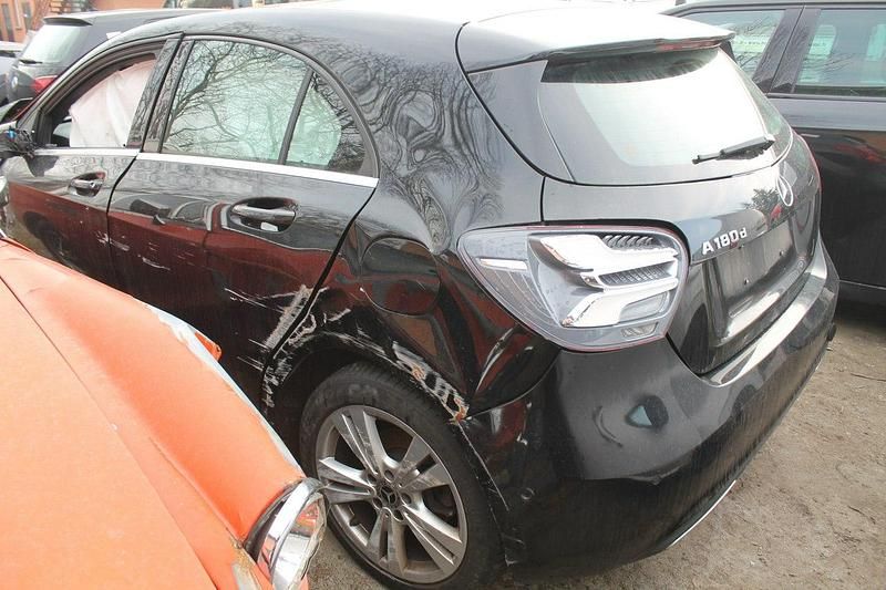 Używany Mercedes A180 109 KM (80 kW) 2017 Czarny Hatchback