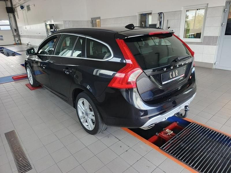 Używany Volvo V60 180 KM (132 kW) 2013 Czarny (metalik) Kombi
