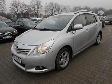 Srebrny Używany 2010 Toyota Verso Minivan | 18 500 zł (Dość drogi) - Obraz 1/4