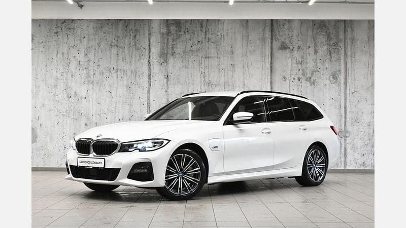 Alpine white 3 Używany 2021 BMW 330e Shadowline Kombi | 149 700 zł (Uczciwa cena) - Obraz 1/3