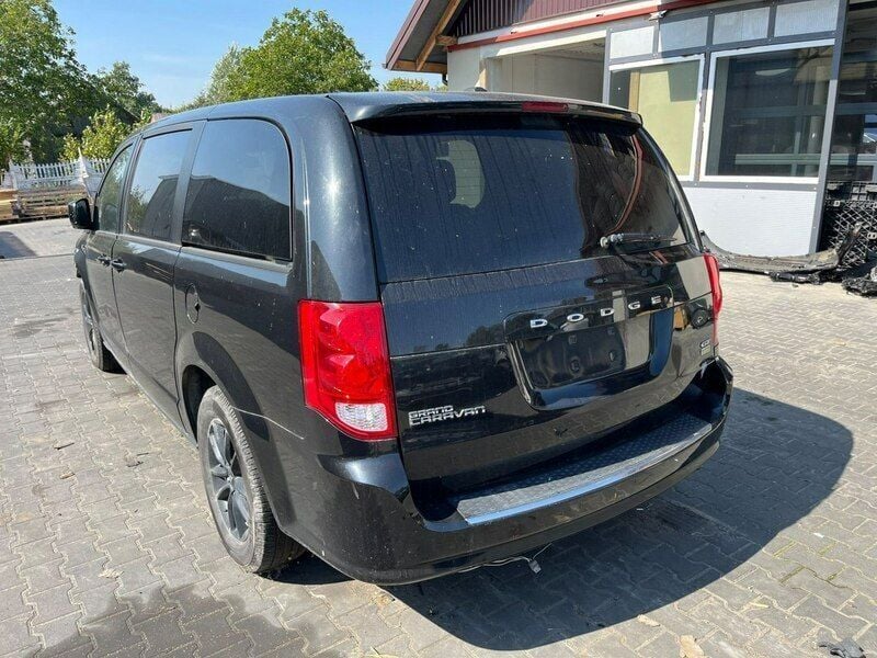 Czarny (metalik) Używany 2019 Dodge Grand Caravan Minivan | 39 900 zł - Obraz 1/4