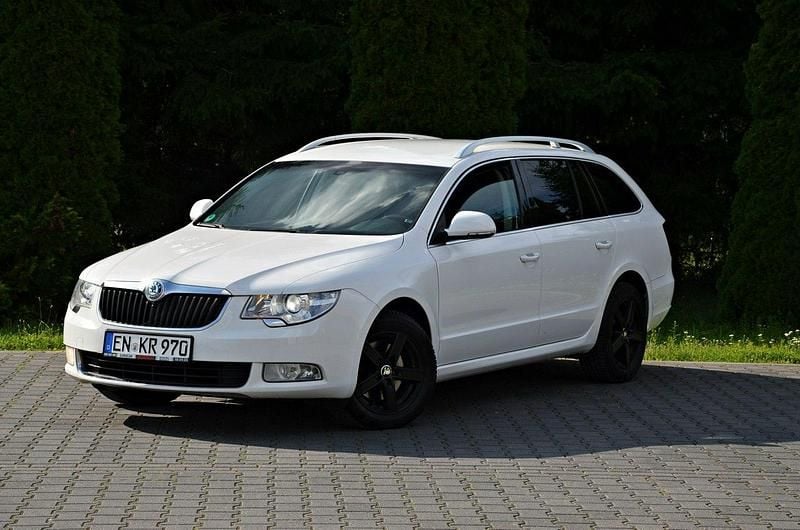 Biały Używany 2012 Skoda Superb Kombi | 28 900 zł (Dobra cena) - Obraz 1/4