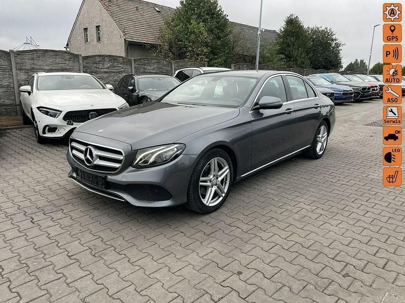Czarny Używany 2017 Mercedes E200 Sedan/Limuzyna | 52 900 zł - Obraz 1/4