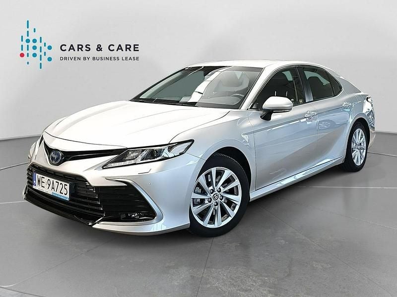 Srebrny (metalik) Używany 2023 Toyota Camry Comfort Sedan/Limuzyna | 121 900 zł (Uczciwa cena) - Obraz 1/4
