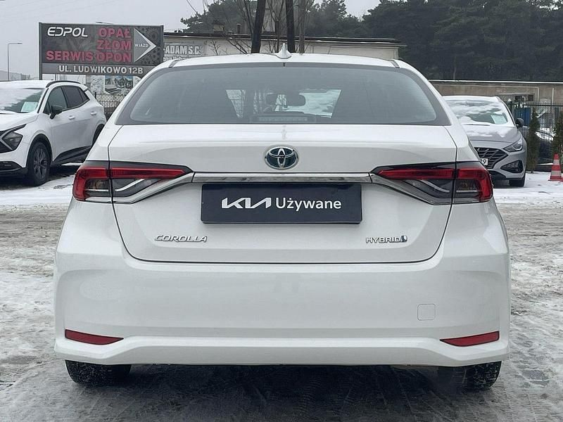 Używany Toyota Corolla Comfort 122 KM (89 kW) 2021 Biały Sedan/Limuzyna