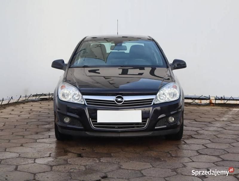 Używany Opel Astra 2010 Czarny Sedan/Limuzyna