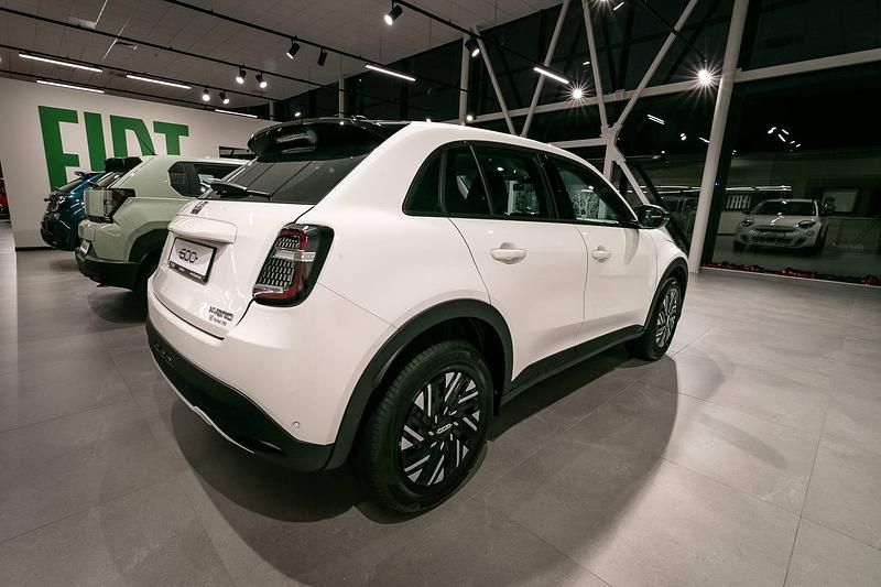 Nowe Fiat 600 Pop 110 KM (80 kW) 2025 Lakier pastelowy biały gelato SUV