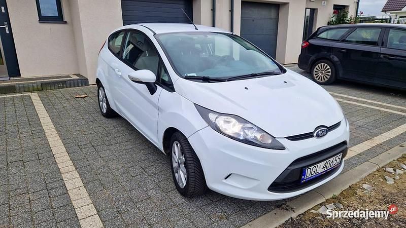 Biały Używany 2009 Ford Fiesta Hatchback | 10 500 zł (Uczciwa cena) - Obraz 1/4