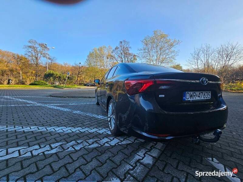 Używany Toyota Avensis 143 KM (105 kW) 2016 Granatowy Sedan/Limuzyna