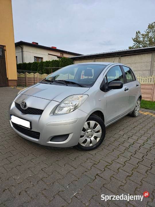Srebrny Używany 2010 Toyota Yaris Sedan/Limuzyna | 20 500 zł (Uczciwa cena) - Obraz 1/4
