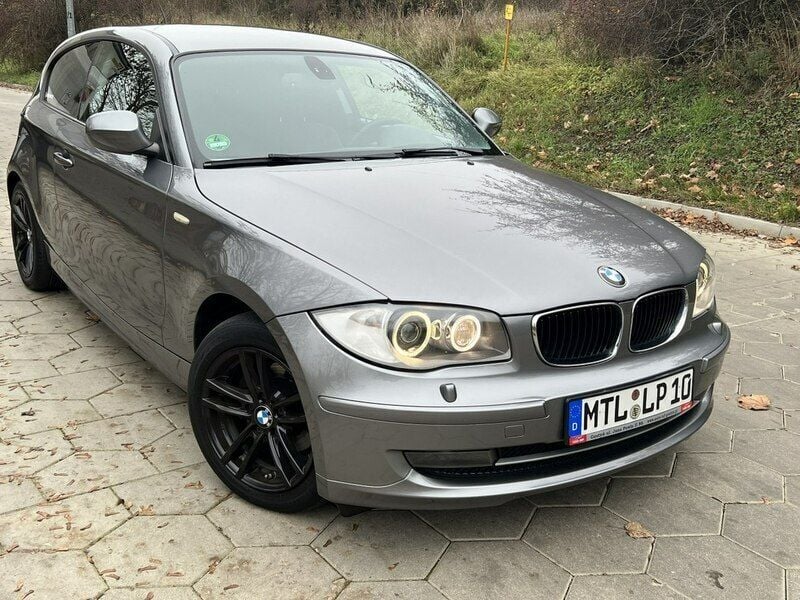 Szary (metalik) Używany 2010 BMW 120 Hatchback | 23 999 zł - Obraz 1/4