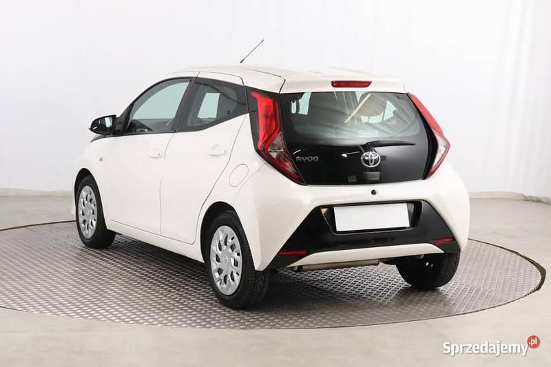 Używany Toyota Aygo 72 KM (52 kW) 2021 Biały Hatchback