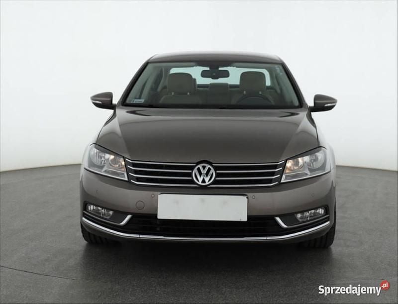 Beżowy Używany 2010 VW Passat Sedan/Limuzyna | 36 499 zł - Obraz 1/4