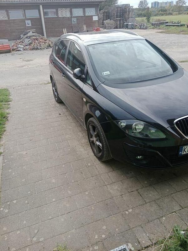 Czarny Używany 2013 Seat Altea XL Minivan | 15 000 zł (Dobra cena) - Obraz 1/4