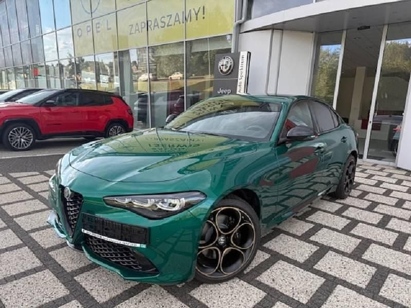 Lakier specjalny zielony montreal green Nowe 2025 Alfa Romeo Giulia Sedan/Limuzyna | 234 645 zł (Uczciwa cena) - Obraz 1/4