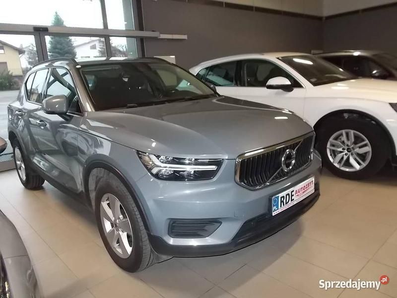 Szary Używany 2021 Volvo XC40 SUV | 91 500 zł (Uczciwa cena) - Obraz 1/4