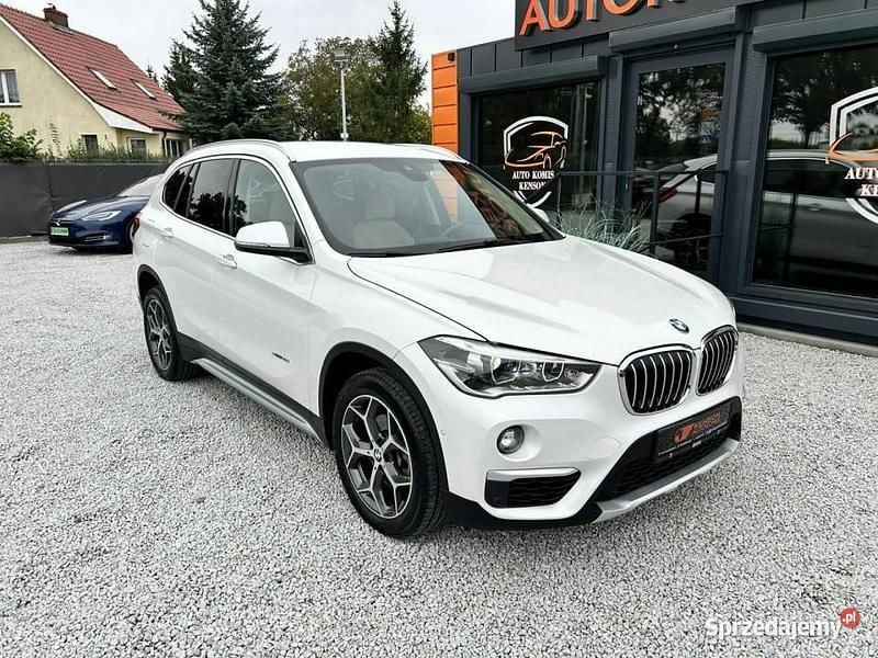 Biały Używany 2017 BMW X1 Comfort Edition SUV | 69 900 zł (Super Cena) - Obraz 1/4