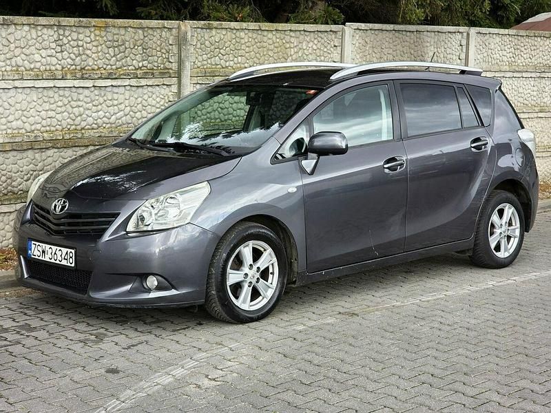 Szary (metalik) Używany 2011 Toyota Verso Minivan | 10 900 zł - Obraz 1/4