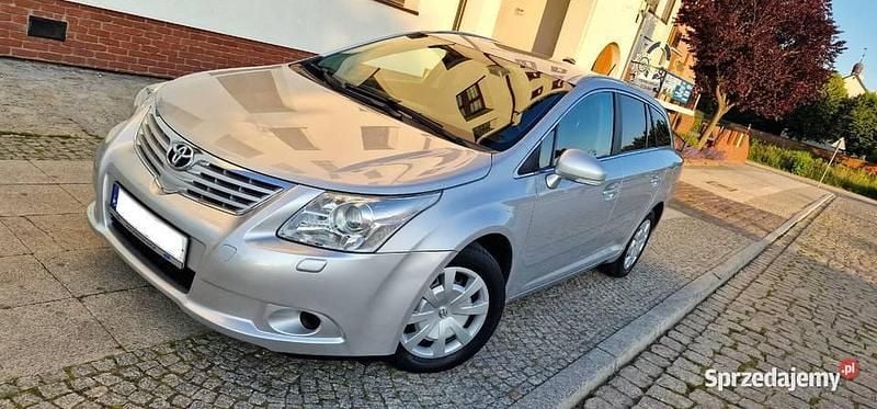 Srebrny Używany 2011 Toyota Avensis T2 Kombi | 26 900 zł (Uczciwa cena) - Obraz 1/4