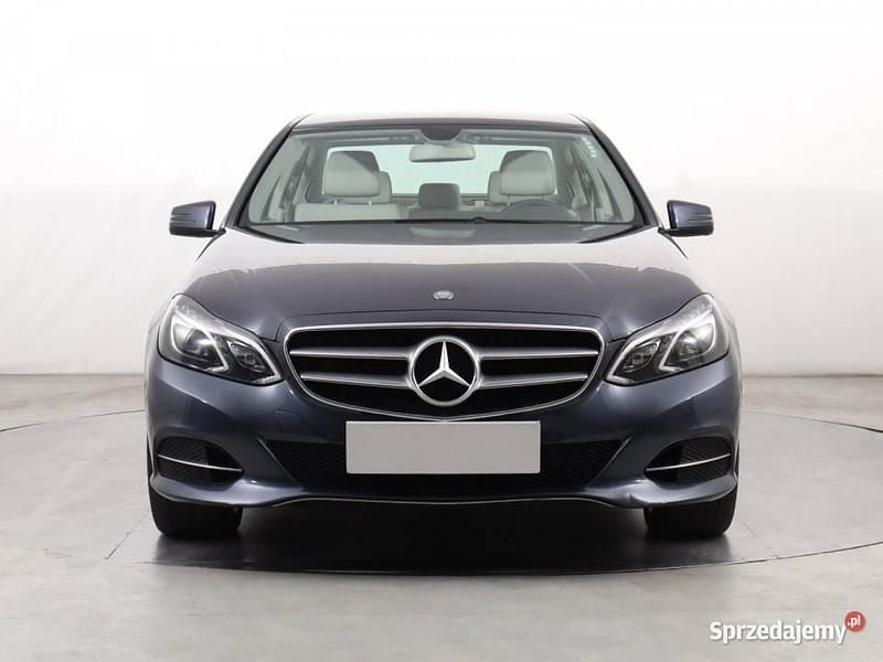 Niebieski Używany 2013 Mercedes E220 Sedan/Limuzyna | 65 999 zł (Super Cena) - Obraz 1/4