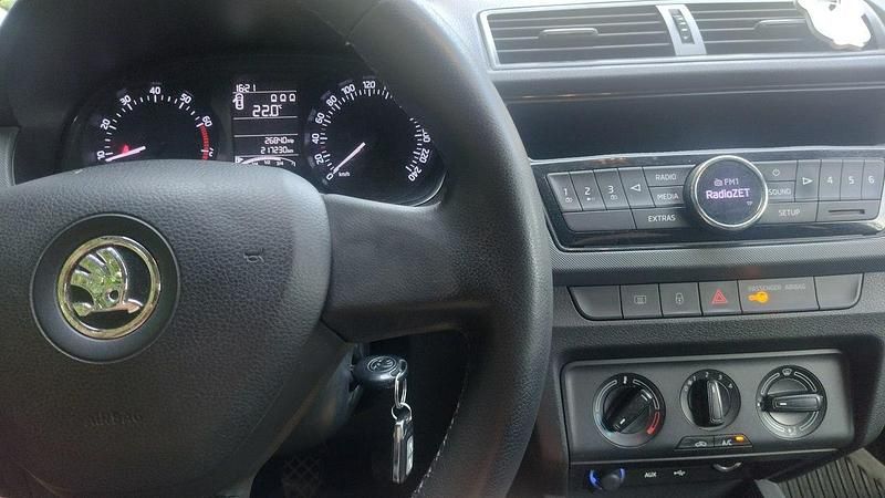 Srebrny Używany 2015 Skoda Fabia Hatchback | 17 900 zł (Uczciwa cena) - Obraz 1/4