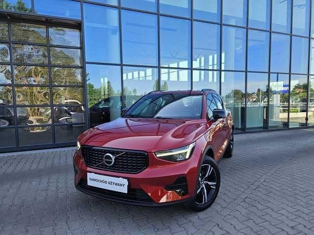 Czerwony Używany 2025 Volvo XC40 SUV | 154 900 zł (Uczciwa cena) - Obraz 1/4