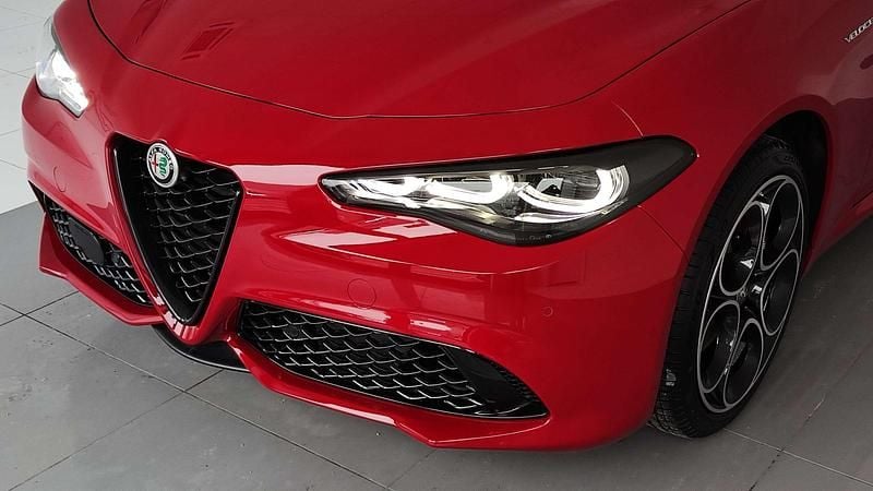 Nowe Alfa Romeo Giulia Veloce 280 KM (205 kW) 2025 Lakier pastelowy czerwony  alfa red Sedan/Limuzyna