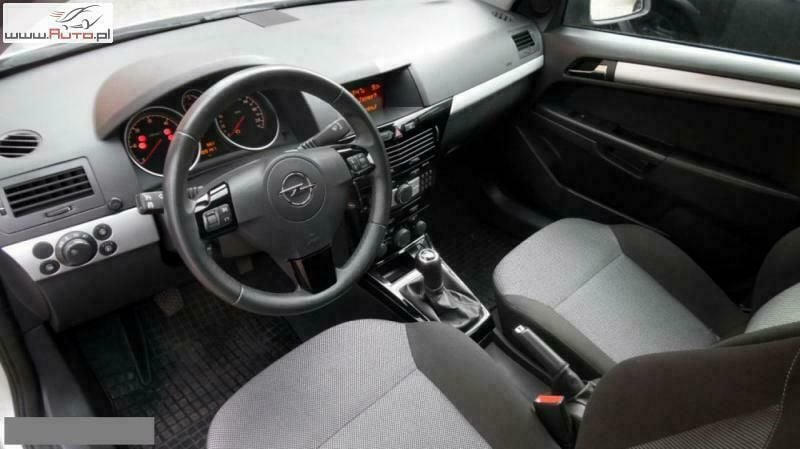 Używany Opel Astra 90 KM (66 kW) 2010 Srebrny (metalik) Sedan/Limuzyna