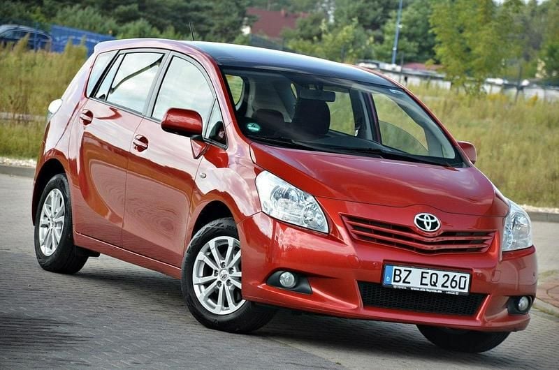 Bordowy (metalik, perła) Używany 2010 Toyota Verso Minivan | 30 900 zł (Uczciwa cena) - Obraz 1/4