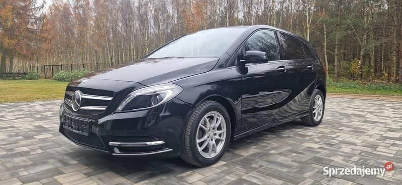 Używany Mercedes B180 2013 Czarny Minivan