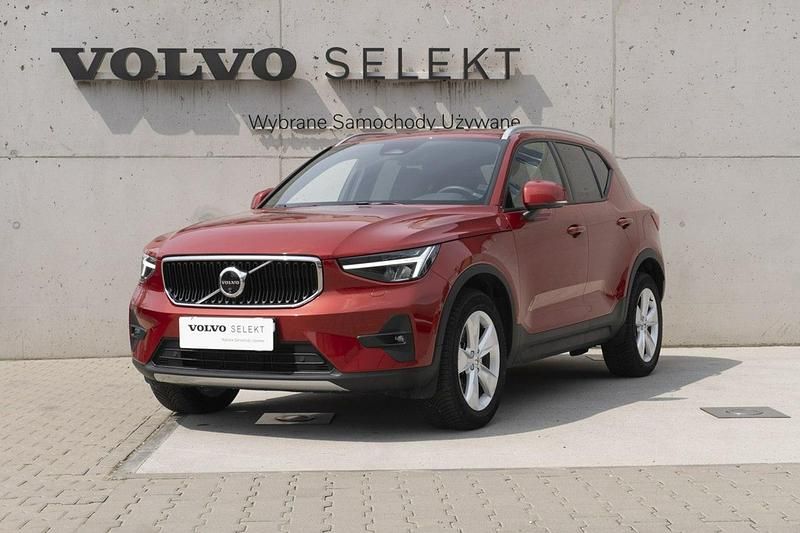 Czerwony (metalik) Używany 2024 Volvo XC40 SUV | 154 900 zł (Uczciwa cena) - Obraz 1/4