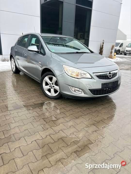 Używany Opel Astra 2010 Srebrny Hatchback
