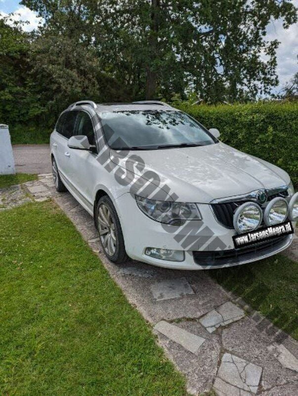 Biały Używany 2010 Skoda Superb Kombi | 19 000 zł (Super Cena) - Obraz 1/4