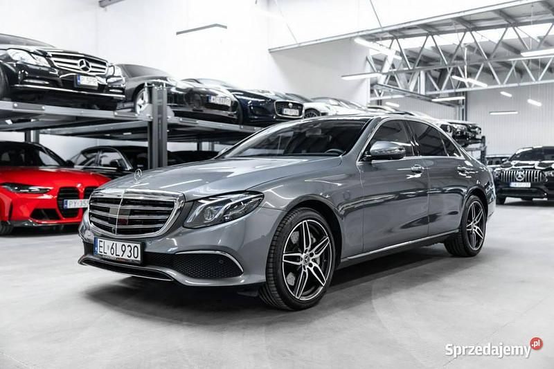 Szary Używany 2018 Mercedes E400 Luxury Sedan/Limuzyna | 188 000 zł - Obraz 1/4