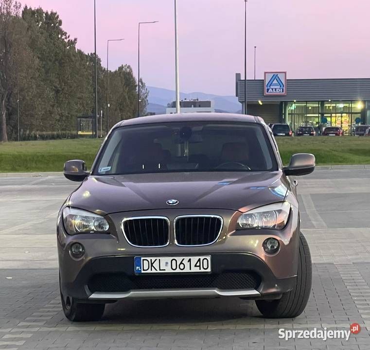 Brązowy Używany 2010 BMW X1 SUV | 29 500 zł (Uczciwa cena) - Obraz 1/4
