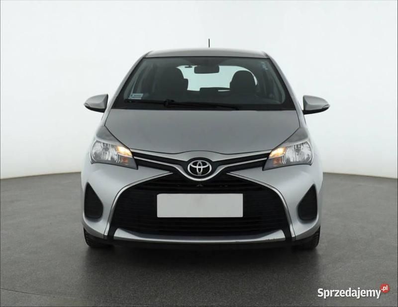 Używany Toyota Yaris 69 KM (50 kW) 2015 Srebrny Hatchback