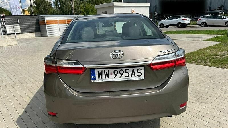 Używany Toyota Corolla 132 KM (97 kW) 2018 Brązowobeżowy Sedan/Limuzyna