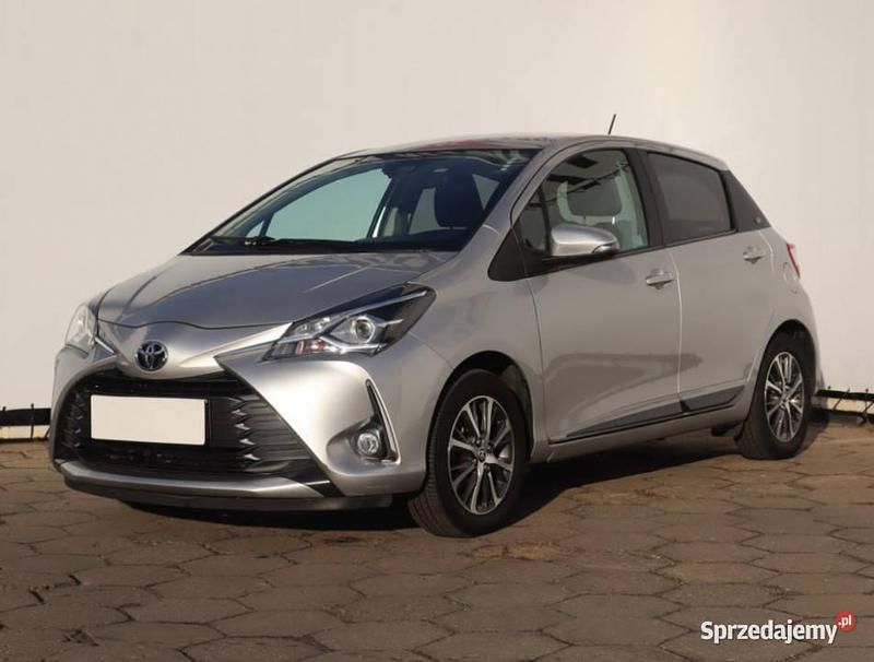 Używany Toyota Yaris 2020 Srebrny Hatchback