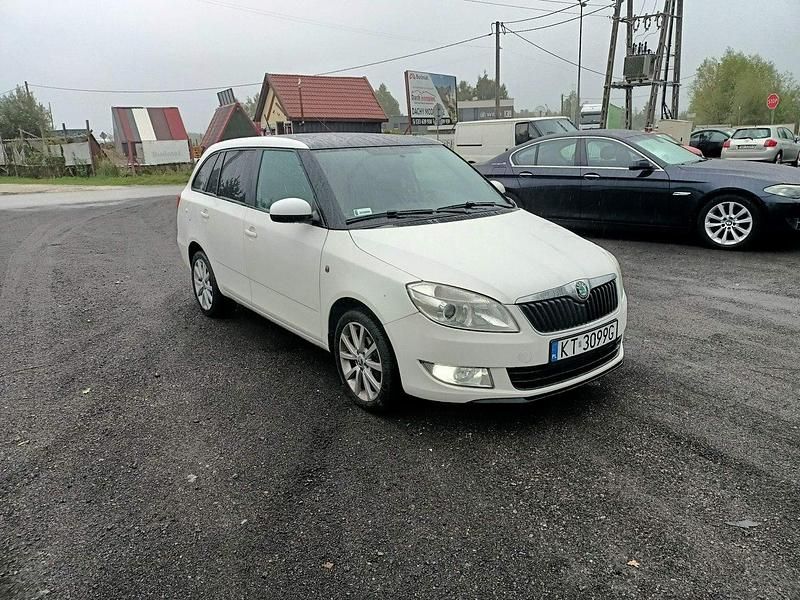 Biały Używany 2011 Skoda Fabia Kombi | 8950 zł (Uczciwa cena) - Obraz 1/4