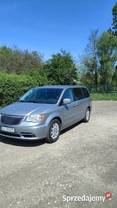 Szary Używany 2015 Chrysler Town & Country Minivan | 54 900 zł (Dość drogi) - Obraz 1/4