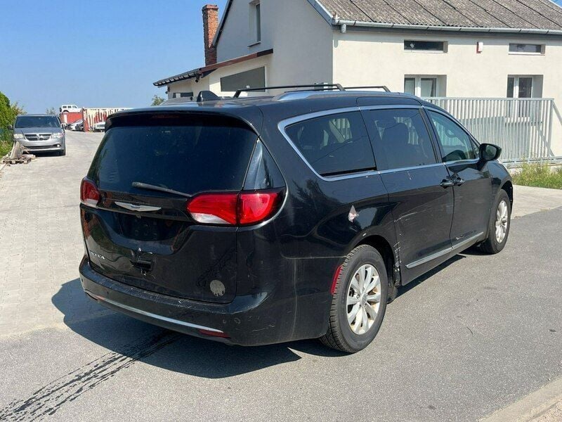 Czarny (metalik) Używany 2018 Chrysler Pacifica SUV | 52 800 zł - Obraz 1/4