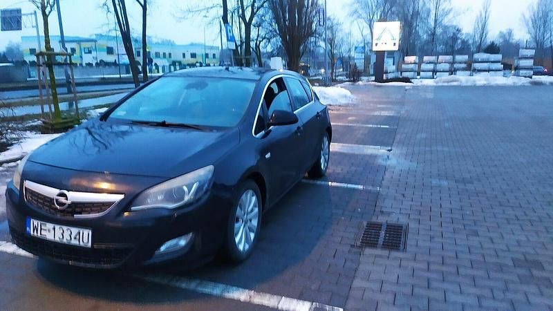Używany Opel Astra Cosmo 2010 Srebrny Hatchback
