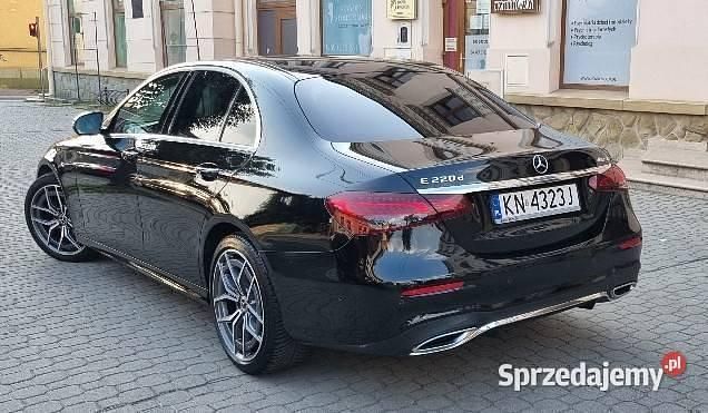 Czarny Używany 2021 Mercedes E220 AMG Sedan/Limuzyna | 168 800 zł (Drogi) - Obraz 1/4