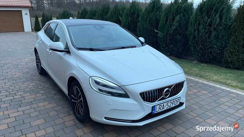 Biały Używany 2017 Volvo V40 Inscription Kombi | 48 000 zł (Dość drogi) - Obraz 1/4