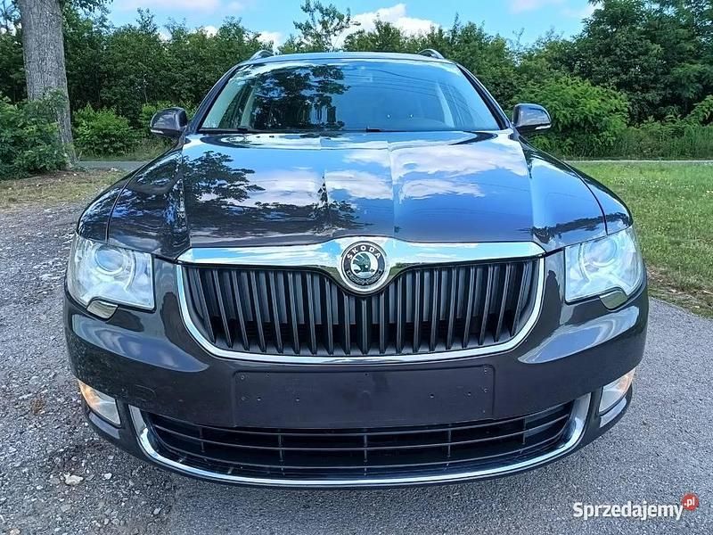 Brązowy Używany 2011 Skoda Superb Kombi | 27 800 zł (Drogi) - Obraz 1/4