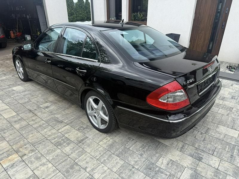 Czarny Używany 2006 Mercedes E200 Sedan/Limuzyna | 28 900 zł - Obraz 1/4