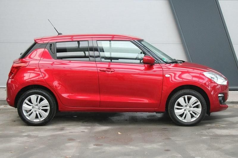 Używany Suzuki Swift 90 KM (66 kW) 2020 Czerwony ciemny (metalik) Hatchback